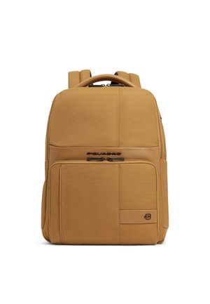 Mochila rectangular de color bronce con correas acolchadas, un bolsillo frontal con cremallera y un asa superior, que presenta cremalleras negras y un detalle de logo.