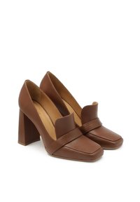 Scarpe in pelle marrone con tacco a blocco e punta quadrata, caratterizzate da una fascia larga sulla parte superiore e una finitura liscia.