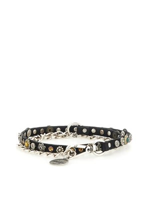 Braccialetto in pelle nera con borchie d'argento, ciondoli floreali, gemme colorate, e chiusura a catena in argento con targhetta metallica rotonda.