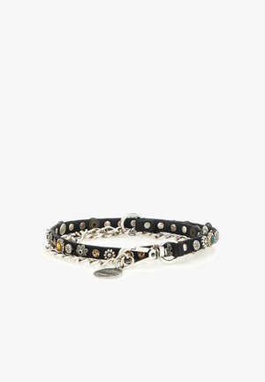 Braccialetto in pelle nera con borchie d'argento, ciondoli floreali, gemme colorate, e chiusura a catena in argento con targhetta metallica rotonda.