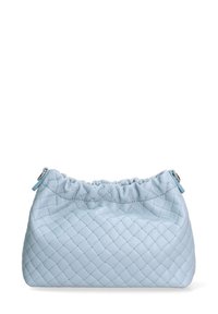 Borsa a tracolla in pelle intrecciata di colore azzurro chiaro con parte superiore arricciata, forma arrotondata e dettagli in metallo argentato. Texture liscia con motivo di cuciture diagonali.