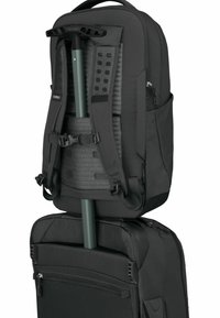 Mochila de viaje negra con ventilación de malla, correas ajustables y un asa de transporte plegable. Cuenta con un bolsillo frontal con cremallera y herrajes resistentes.