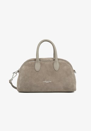 Sac à main en daim taupe avec deux poignées supérieures arrondies, bandoulière amovible et logo argenté "Lancaster Paris" au centre avant.