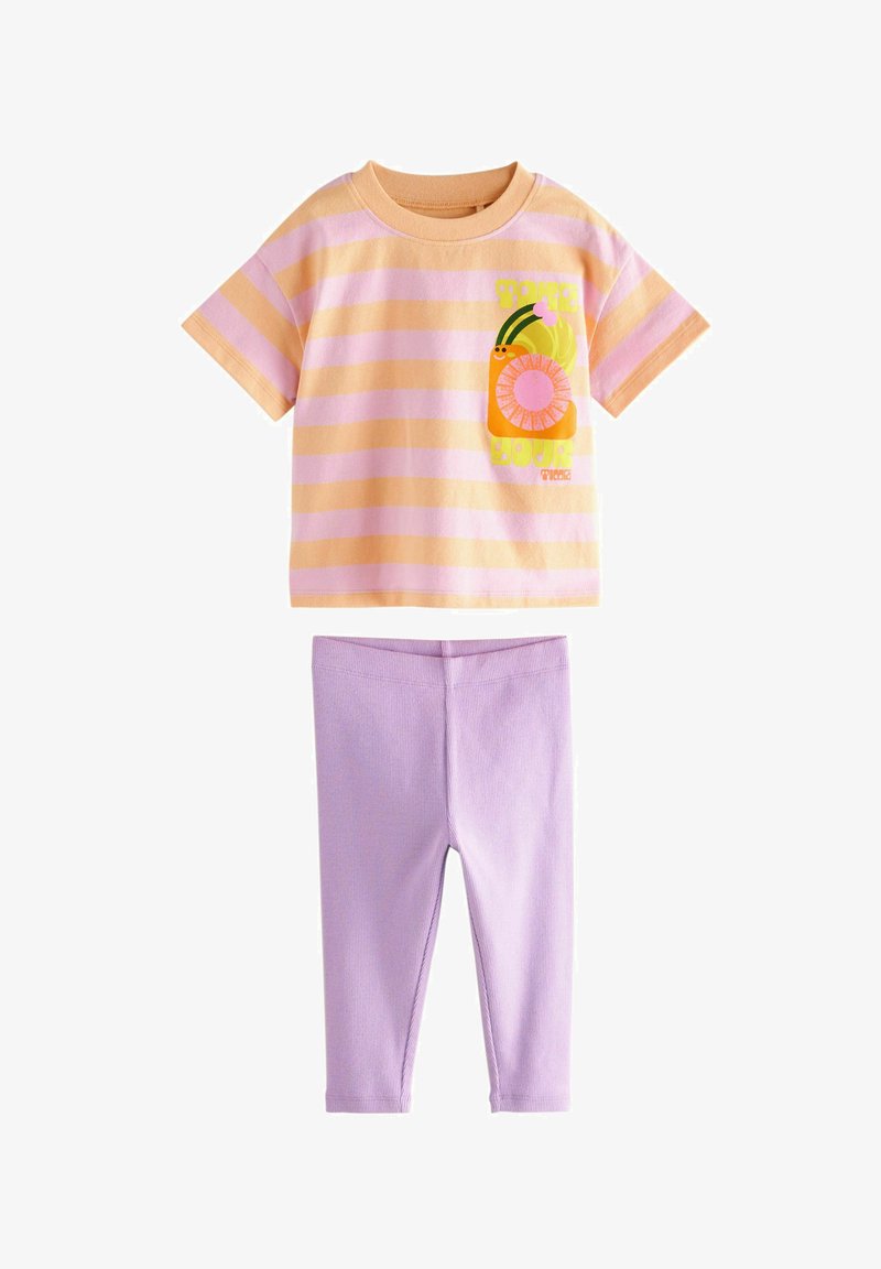 Stribet kortærmet t-shirt i pastel rosa og gul med et grafisk lomme-design. Parret med lilla leggings, begge lavet af bomuld.