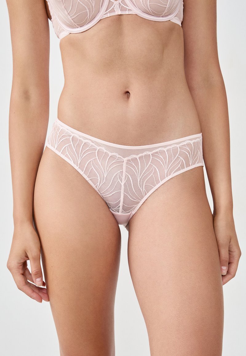 Roze doorzichtige lingerie met bloemenborduurwerk, voorzien van een delicate mesh-ontwerp en een soepele tailleband, gevormd voor een comfortabele pasvorm.