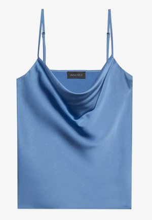 Camisole en satin bleu avec des bretelles fines et réglables, présentant un décolleté drapé et une texture lisse et brillante. L'étiquette indique "ANNA FIELD."