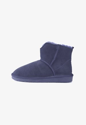 Sininen mokkasiinipohjainen nilkkuri, jossa on pehmeä turkisvuori, pyöreä kärki ja litteä kumipohja. Varustettu ommellulla designilla ja yhtenäisellä värillä ilman kuvioita.