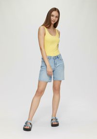 QS Top - gelb