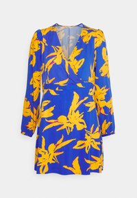 Robe bleue avec motif floral jaune, encolure en V et manches longues. Fabriquée en tissu léger, elle présente un design portefeuille et un ourlet évasé.