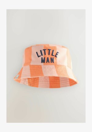 En rutig bucket-hatt i orange och rosa med texten "LITTLE MAN"; tillverkad av mjukt tyg med en texturerad känsla och en vikbar brätte.