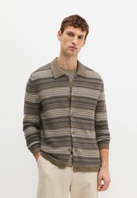 Gestreepte cardigan in aardetinten, met een knoopsluiting aan de voorkant, geribbelde manchetten en een contrasterende kraag. Gemaakt van gestructureerde stof.