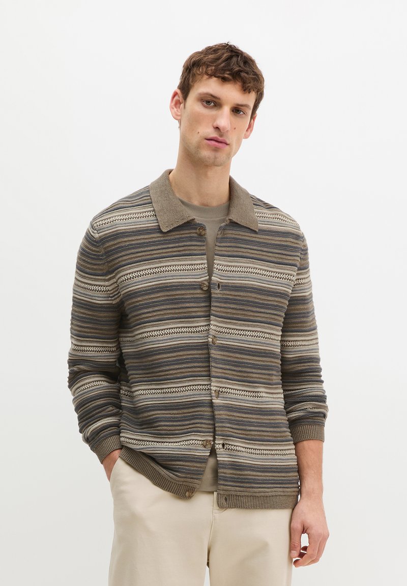 Gestreepte cardigan in aardetinten, met een knoopsluiting aan de voorkant, geribbelde manchetten en een contrasterende kraag. Gemaakt van gestructureerde stof.