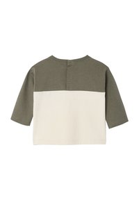 Kurzarmhemd mit oberem Abschnitt in Olivgrün und unterem Abschnitt in Creme, aus weichem Baumwollstoff gefertigt, mit drei Knöpfen am Rücken.