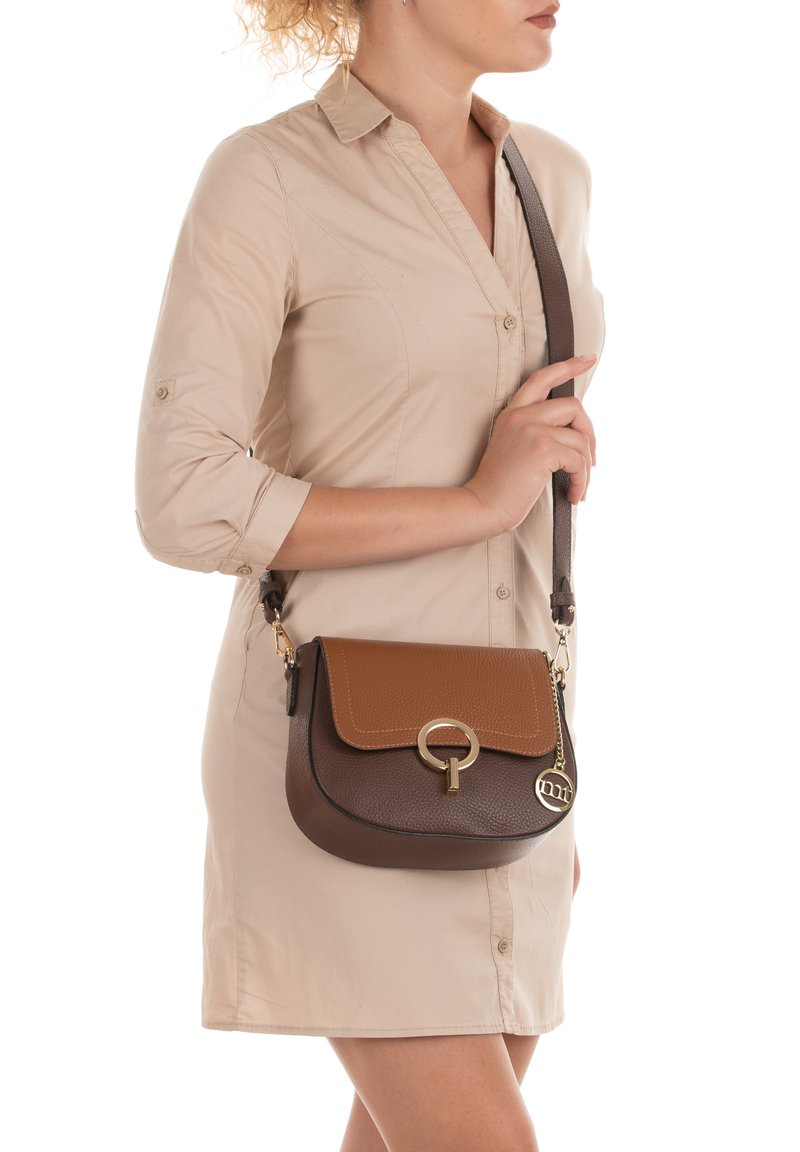 Mia Tomazzi CARRACCI ITALIAN - Sac bandouli?�re - brown/marron - ZALANDO.FR