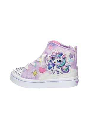 Baskets montantes violettes pour enfant avec lacets blancs, motif licorne, formes de cœur et d'étoile, et clous argentés sur la pointe.