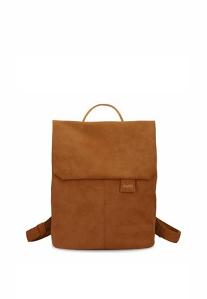 Brauner Lederrucksack mit Klappe oben, geflochtenem Griff, verstellbaren Schultergurten und kleinem Markenetikett vorne in der Mitte.