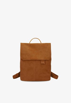 Brauner Lederrucksack mit Klappe oben, geflochtenem Griff, verstellbaren Schultergurten und kleinem Markenetikett vorne in der Mitte.