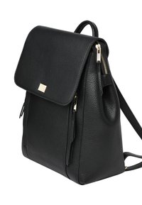 Musta nahkainen reppu, jossa on teksturoitu pinta, läppäkiinnitys ja kultaiset metalliosat. Varustettu sivuvetoketjulla ja säädettävällä olkahihnalla.