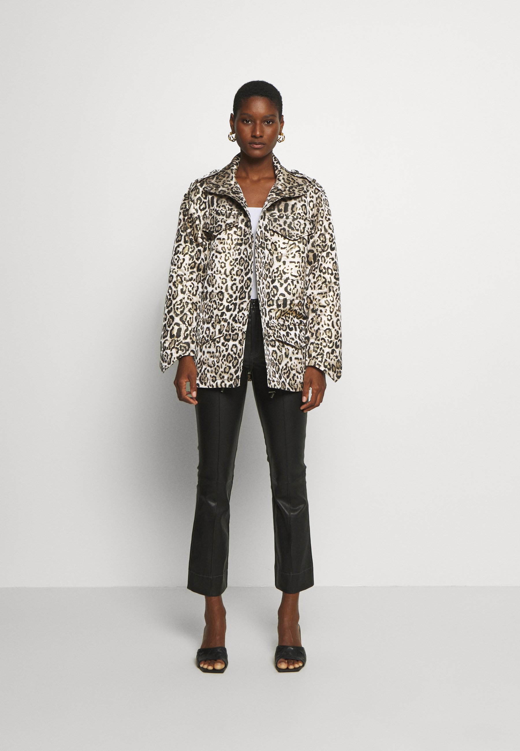 Six Ames BETTINA Kort kåpe frakk beige Zalando.no Soyaconcept SC-FENYA 11 - Kort kåpe / frakk - black combi