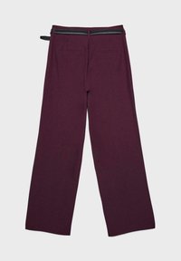 Pantaloni a gamba larga bordeaux realizzati in tessuto morbido, dotati di una cintura nera, tasche posteriori e una finitura pulita e sartoriale.
