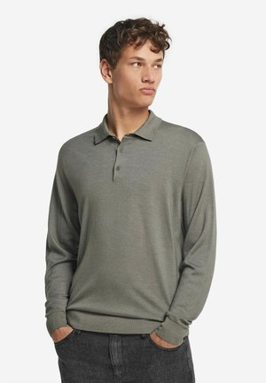 Langärmliges Poloshirt in gedämpften Olivgrün, mit klassischem Kragen, drei-Knopf-Leiste und subtilem strukturiertem Stoff.