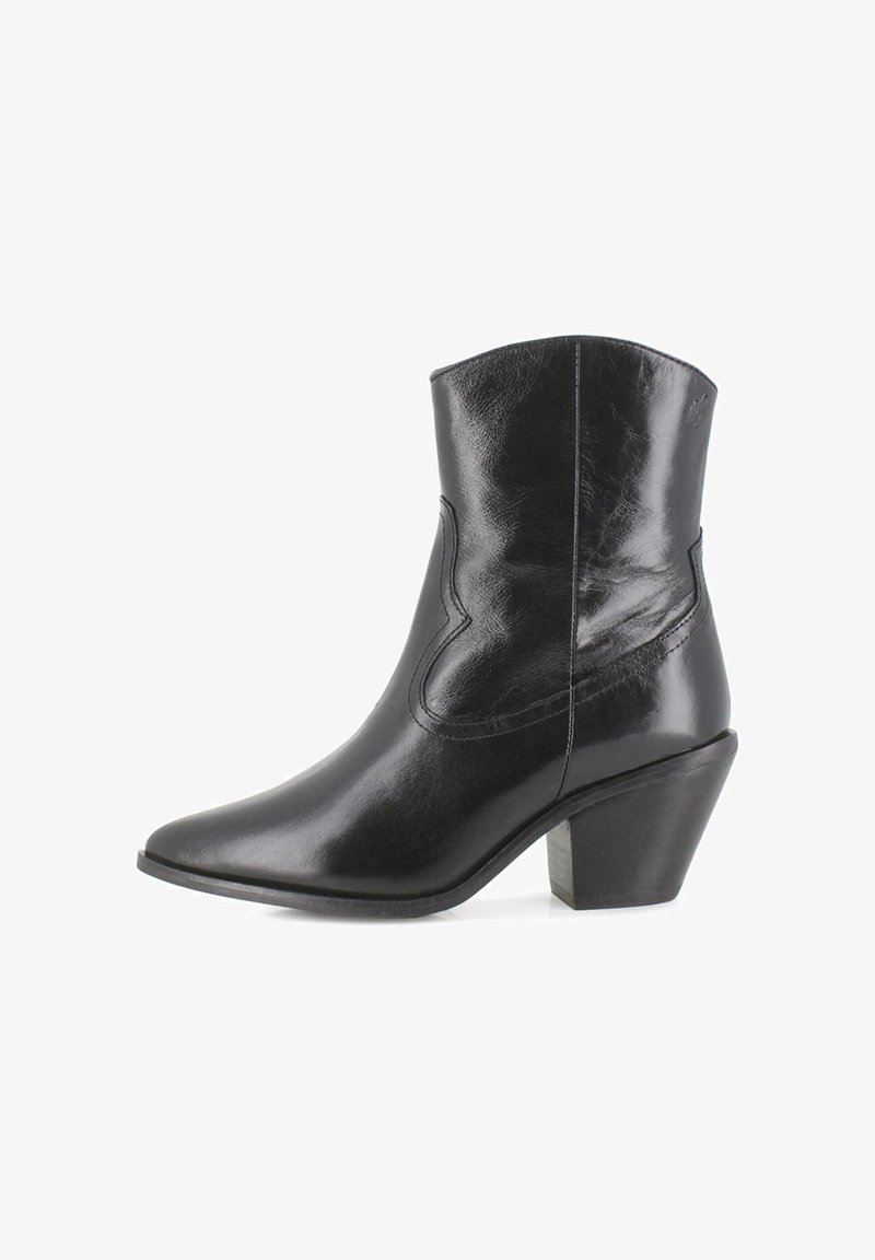 Botín de cuero negro hasta el tobillo con punta afilada y un tacón ligeramente elevado. Presenta costuras decorativas en los laterales. Textura suave.