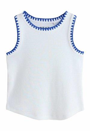Weißes ärmelloses, geripptes Tanktop mit blauem Zickzack-Nähsaum rund um den Ausschnitt und die Armlöcher.