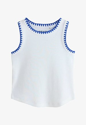 Weißes ärmelloses, geripptes Tanktop mit blauem Zickzack-Nähsaum rund um den Ausschnitt und die Armlöcher.