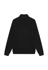 Μαύρο πλεκτό πουλόβερ με ραβδωτή υφή, διαθέτοντας πουκάμισο με διπλωμένο γιακά και μακριά μανίκια. Η πίσω όψη δείχνει χωρίς ραφές ώμους και ίσιο στρίφωμα.