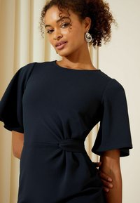Friends Like These PETITE FIT - FLUTTER SLEEVE KNOT WAIST DETAIL - Enostavna obleka - navy