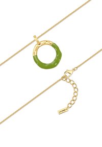 Guld halskæde med en cirkulær vedhæng og en grøn emalje i midten. Inkluderer en lav fragt lås og kæde-links detaljer.