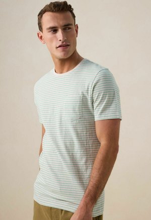 T-shirt rayé vert clair et blanc, à manches courtes, avec un col rond et une poche poitrine. Tissu doux avec une coupe décontractée.