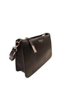 Borsa a mano in pelle nera con finitura texturizzata, chiusura con zip e hardware in argento. Dotata di una tracolla regolabile e di un'etichetta del marchio discreta.