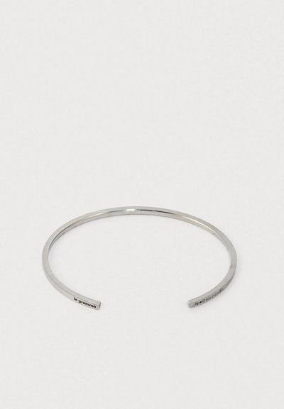 Minimalist atviras sidabrinis apyrankės cufas su įspaustu "le gramme", svorio ir metalų grynumo ženklais kiekviename gale.