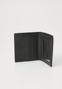 Portofel din piele neagră cu mai multe sloturi pentru carduri, o fereastră transparentă pentru ID și logo embosat. Textură netedă, design minimalist și formă pliabilă.