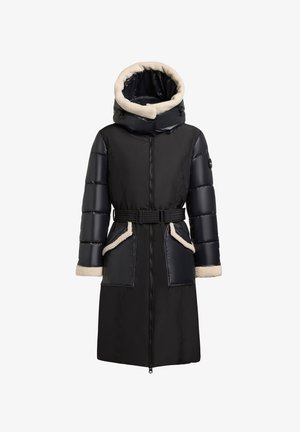 Abrigo de invierno largo y negro con acolchado, capucha, cintura ceñida con cinturón, grandes bolsillos frontales y forro de felpa beige en la capucha y los puños.