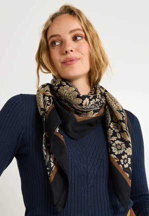 Bufanda negra con estampado floral, con acentos en crema y marrón, hecha de un tejido suave, que presenta una forma triangular y patrones de flores intrincados.