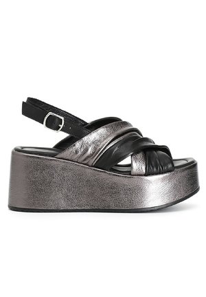 Sandały na koturnie