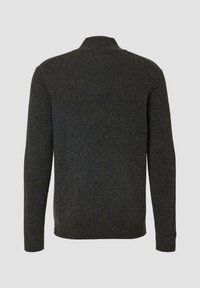 Maglione grigio scuro a maniche lunghe lavorato a maglia con un collo girocollo alto, esposto in piano con il retro rivolto in avanti.
