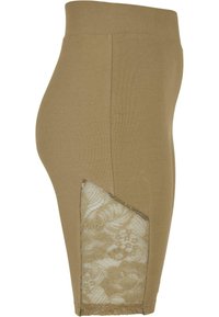 Khaki knielange shorts van zachte stof, met een zijpaneel van beige bloemenkant met een gladde textuur. Elastische tailleband.