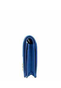 Blauer Leder-Geldbeutel mit glatter Textur, ausgestattet mit einem Falt-Design und goldenen Hardware-Akzenten. Er ist kompakt und gut strukturiert.
