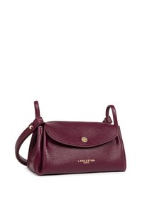 Sac à main en cuir bordeaux avec une finition texturée, de forme arrondie, rabat repliable, quincaillerie dorée et une bandoulière réglable. Marqué "Lancaster Paris."