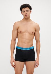 Sorte boxer briefs med en blå merket elastisk livlinje. Materialet ser ut til å være elastisk med en tettsittende design. Ingen synlige mønstre eller detaljer.