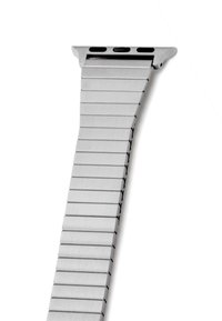 Bracelet de montre en métal brossé argent, composé de maillons plats avec un design sans couture. Présente de petits trous de réglage et un fermoir sécurisé.