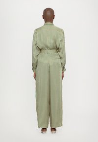 MILLE CARA PANT - Bukse - almond/green