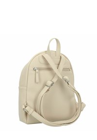 Zaino in finta pelle beige con forma arrotondata, dotato di spallacci regolabili, tasca frontale con zip e superficie testurizzata.