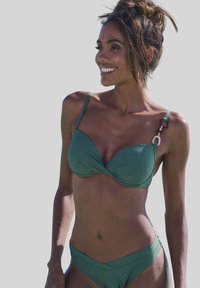 Groene bikini set met een gedraaide ontwerp op de top en een high-waisted onderstuk. Verstelbare bandjes met contrasterende hardware details.