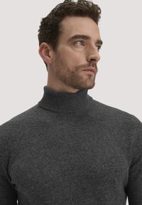 Dunkelgrauer Rollkragenpullover aus weichem, strukturiertem Stoff. Eng anliegend am Hals, mit einem glatten Körper und langen Ärmeln.