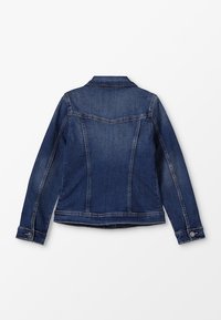 Giacca in denim blu scuro con maniche lunghe, polsini abbottonati e dettagli a pannello cuciti, mostrata dal retro su uno sfondo bianco.