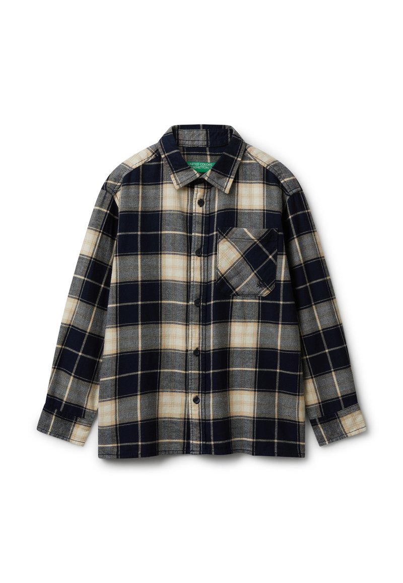 Camicia di flanella a maniche lunghe con bottoni, in plaid nei colori blu navy, beige e grigio, con taschino sul petto, distesa su uno sfondo bianco.